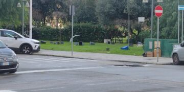 Bufera di vento a Cagliari, ecco che fine fanno i mastelli:  volano tutti nella piazza di Fonsarda