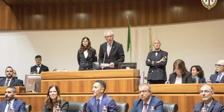 La finanziaria in ritardo arriva nell’aula del consiglio: tensione politica alle stelle, Todde isolata e Sardegna al palo