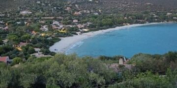 Sinnai, la tassa di soggiorno diventa un caso: “Nei posti di mare niente fogne, acqua e strade disastro”