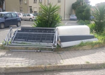 Caccia agli incivili a Monserrato, in piazza spuntano reti e materassi: “Vi stiamo guardando, la videosorveglianza è attiva”
