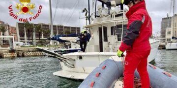 Cagliari, imbarcazione rompe gli ormeggi: intervento dei vigili del fuoco al Molo Dogane