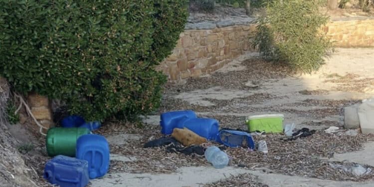 Teulada, la denuncia dei residenti: “Cumuli di rifiuti nel paradiso di Tuerredda dopo ogni sbarco di migranti, il Comune si muova”