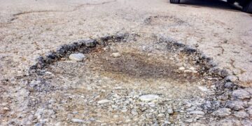 Ecatombe di pneumatici squarciati lungo la Consortile: decine di auto ferme a bordo strada