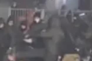 Paura durante il corteo per il centro sociale Askatasuna a Torino: agente aggredito con un martello, calci e pugni