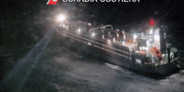 Nave in avaria a Carloforte, l’intervento della Guardia costiera di Cagliari salva 33 persone