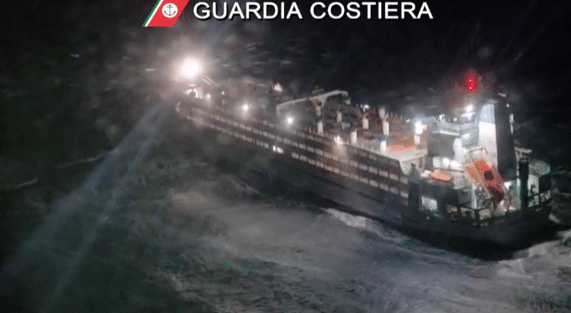 Nave in avaria a Carloforte, l’intervento della Guardia costiera di Cagliari salva 33 persone