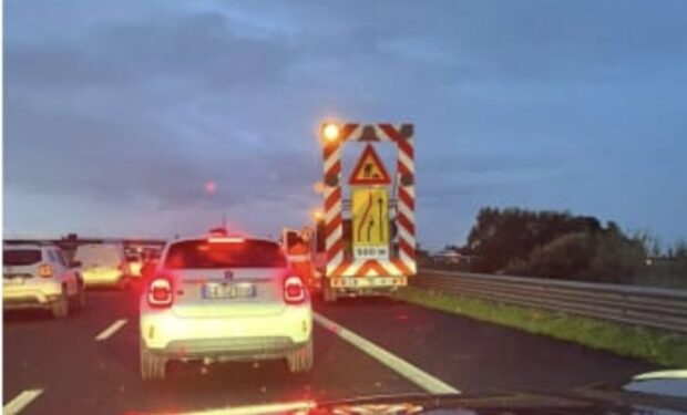 Sulla 131 non solo disagi per il maltempo: in tutto questo disastro si taglia l’erba causando altri ritardi