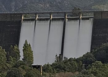 Emergenza maltempo senza fine, aperta la diga di Bau Pressiu: fiumi in piena, chiusi ponti e guadi