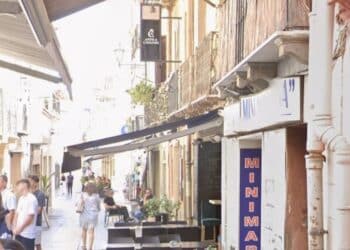 Ennesimo furto in pieno centro a Cagliari, vetrina sfondata e cassa portata via da un ristorante