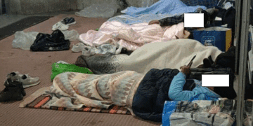 Cagliari, sempre più povertà e degrado: senzatetto accampati sotto i portici di viale Merello