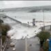 La mareggiata da paura a Cala Gonone: l’acqua in tempesta invade anche il paese