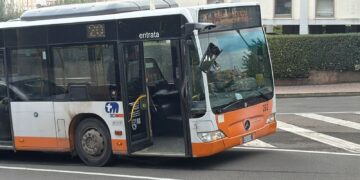 Cagliari, paura sul bus degli studenti in via Cornalias: scontro con un furgone, vetri in frantumi e tutti a terra