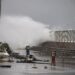 Eccolo, il momento simbolo della tempesta Harry a Cagliari: le onde altissime fanno crollare il pontile di Marina Piccola (VIDEO)