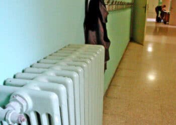 Capoterra, bimbi in classe con giubbotti e copertine, esplode la rabbia