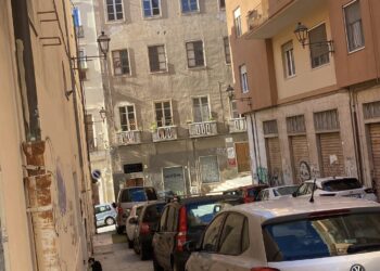 Cagliari, cinque auto multate in via Principe Amedeo: “Tolleranza zero mentre i parcheggi sono un lusso”