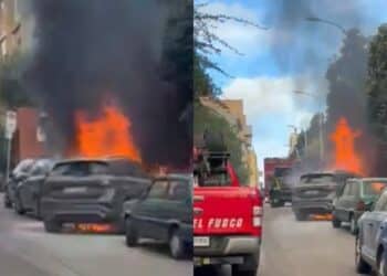 Cagliari, paura in via Goito: auto in fiamme vicino a case e altre vetture in sosta