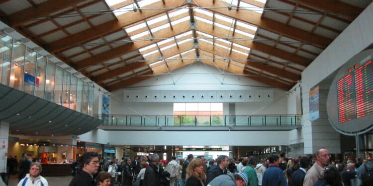 Cagliari: “Incinta di sette mesi e con nove minorenni lasciata a terra da Ryanair per colpa di disservizi in aeroporto a Venezia”