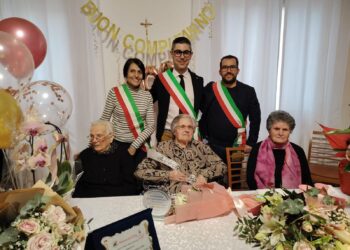 Tre comunitร in festa per la nuova centenaria ๐๐ฎ๐ฟ๐ฏ๐ฎ๐ฟ๐ถ๐ป๐ฎ ๐๐ต๐ถ๐ฎ, di Villacidro, che ha vissuto a Serramanna e ora a Samassi