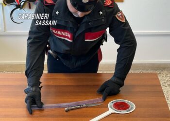 Armato di coltello minacciava i passanti: arrestato a Porto Torres