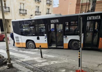 Cagliari, bus del CTM incastrato in una delle buche di Viale Merello: strada chiusa