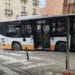 Cagliari, bus del CTM incastrato in una delle buche di Viale Merello: strada chiusa