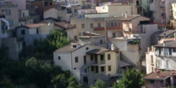 Tragedia a Lanusei: un camion lo schiaccia e muore