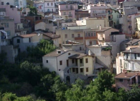 Tragedia a Lanusei: un camion lo schiaccia e muore