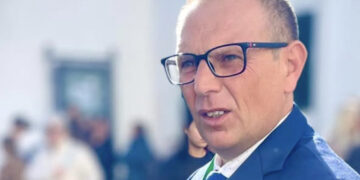 Calasetta, il sindaco Antonello Puggioni aggredito con un forcone durante una discussione con un operaio