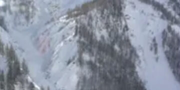 Tragedia in montagna: una valanga travolge e uccide  due sciatori