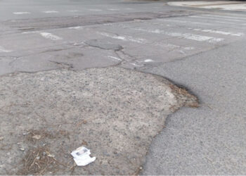 Via Dante, un colabrodo nel cuore di Cagliari: buche e voragini a 300 metri da piazza Giovanni (VIDEO)