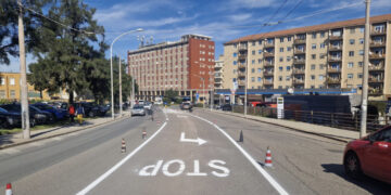 Cagliari, nuova segnaletica in via Is Mirrionis per l’ingresso agli impianti sportivi di Sa Duchessa