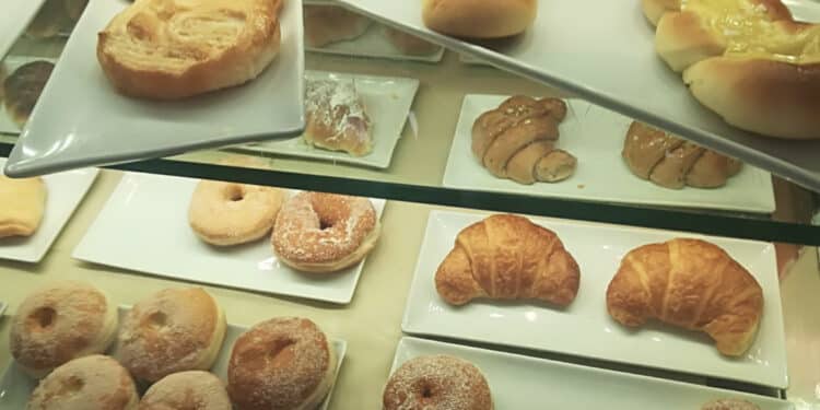 Assemini, rubano i dolci da un bar e poi li buttano in campagna: “A fine serata regalo tutto, spero sia stato per fame”