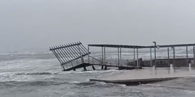 Il maltempo non arretra e torna l’incubo Harry: mare in burrasca, mareggiate e vento fermano il Carnevale in Sardegna