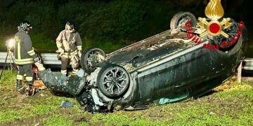 Sarroch, auto si ribalta sulla 195 bis: una persona ferita