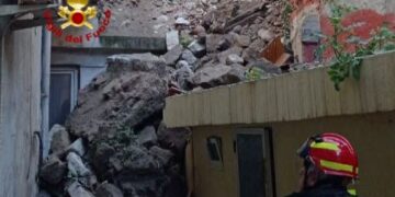 Bosa, il pauroso crollo nel vecchio seminario: “Chiuse tutte le strade intorno, evitate di passare nella zona”
