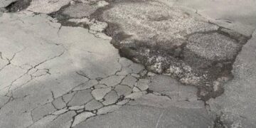 Pirri, l’allarme degli abitanti di via Santa Maria Chiara e via Balilla: “Strade in condizioni disastrose” (VIDEO)