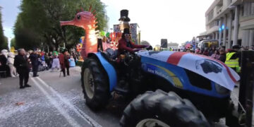 Cagliari, impazza il Carnevale: tantissime maschere in centro con i bambini, successone anche a Pirri (VIDEO)