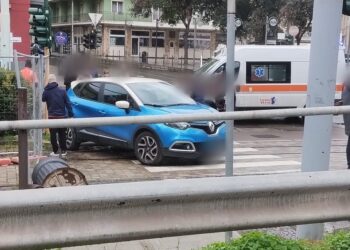 Cagliari, paura in piazza Repubblica: auto in sosta senza freno a mano investe due ragazze