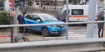 Cagliari, paura in piazza Repubblica: auto in sosta senza freno a mano investe due ragazze