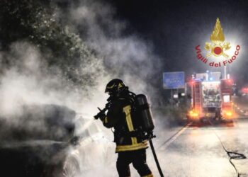 Sestu, auto prende fuoco sulla ex 131: il conducente si salva e allerta i soccorsi