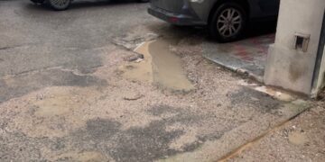 Cagliari, parcheggio selvaggio vicino alla scuola in via Fais: “Un caos totale che si ripete ogni giorno”