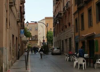 Cagliari, nel quartiere Marina le pedonalizzazioni tornano in anticipo: i tavolini nelle strade per garantire più sicurezza