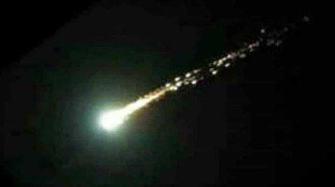Insoliti avvistamenti in Sardegna: un grosso bolide luminoso attraversa l’Isola