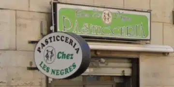“Non toccateci Chez Les Negres”: i cagliaritani difendono la storica pasticceria dopo la polemica sul nome