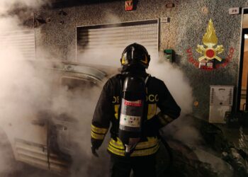 Cagliari, auto in fiamme a Is Mirrionis: intervento dei vigili del fuoco nella notte