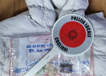 Cagliari, ruba un giubbotto da un negozio in via Manno: denunciato un 19enne