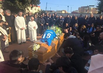 Selargius, tra lacrime e applausi l’ultimo saluto a Riccardo Piras: in centinaia piangono il ragazzo morto nell’incidente
