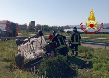 Auto finisce fuori strada e si ribalta ad Assemini, una donna in ospedale