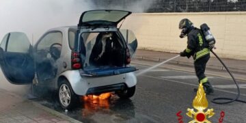 Cagliari, auto in fiamme durante la marcia: intervento immediato dei vigili del fuoco