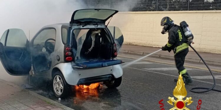 Cagliari, auto in fiamme durante la marcia: intervento immediato dei vigili del fuoco